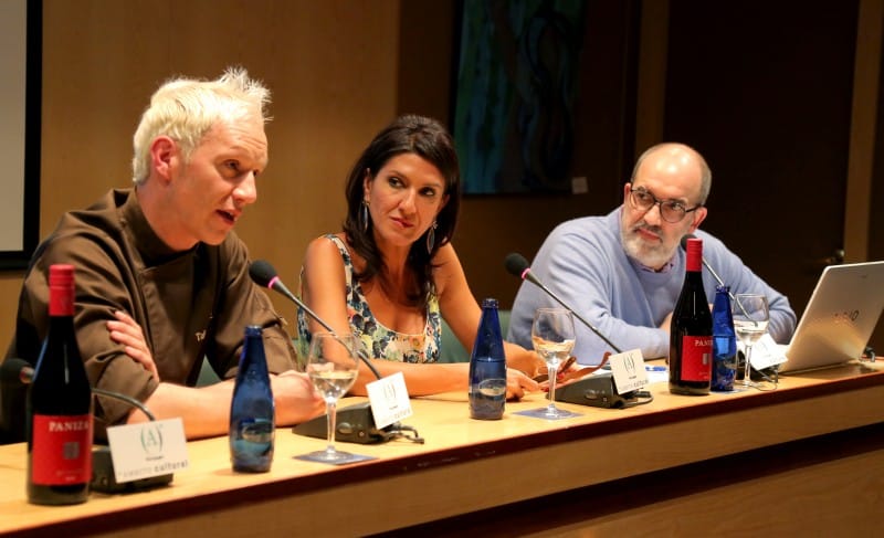 Toño Rodríguez, del restaurante Saborea en el hotel Tierra de Biescas y Catering y Eventos del Pirineo, estuvo acompañado por la académica Carmen Abad en el ciclo de charlas «Cocineros aragoneses y su territorio».