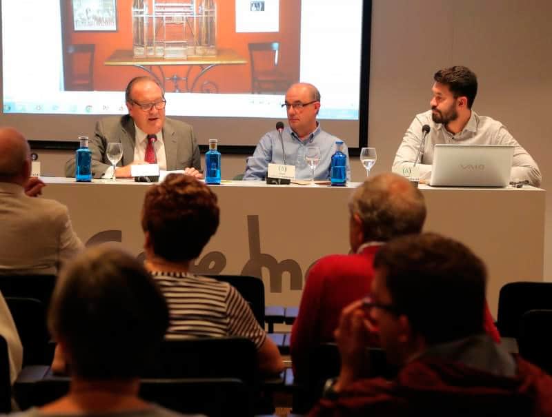 La Academia Aragonesa de Gastronomía retoma su ciclo de charlas «Cocineros aragoneses y su territorio» de la mano Miguel y Enrique Alcalá, de la Fonda Alcalá en Calaceite, que estuvieron acompañados de Ángel González Vera, presidente de la Academia.