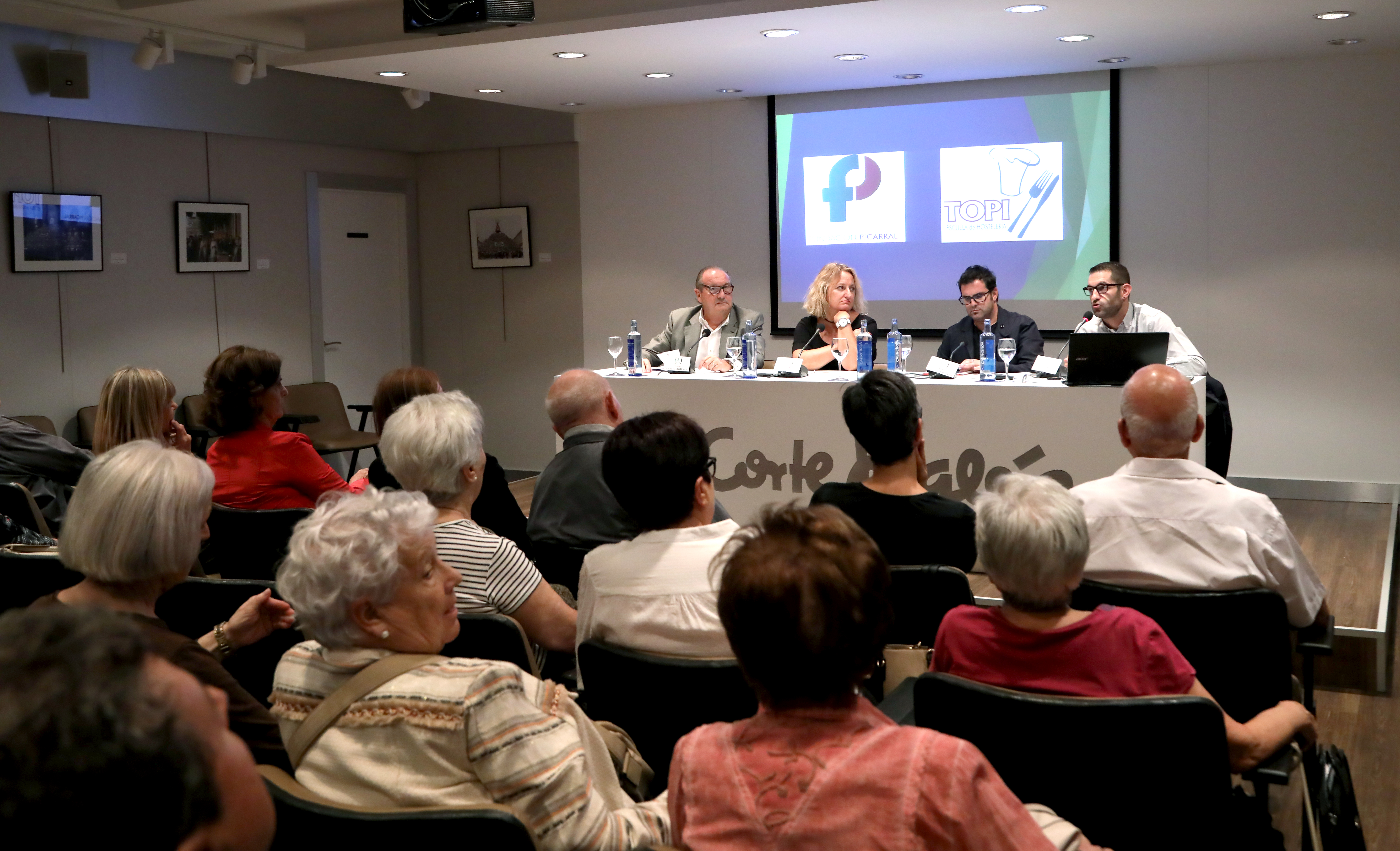 José Manuel Romeo, coordinador de la Escuela de Hostelería TOPI, y Moisés Andaluz, profesor de cocina en la escuela hablaron sobre el aprovechamiento alimentario en la formación de jóvenes.