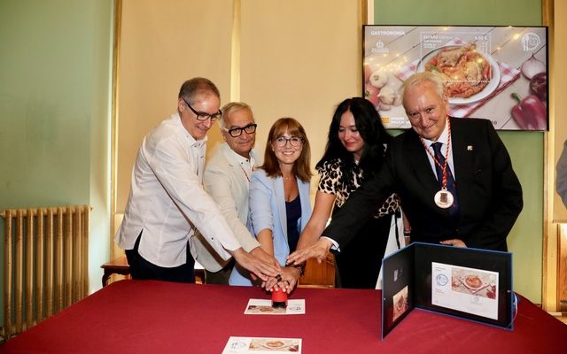 Correos presenta en el Casino de Huesca el sello dedicado al plato típico aragonés Pollo al Chilindrón