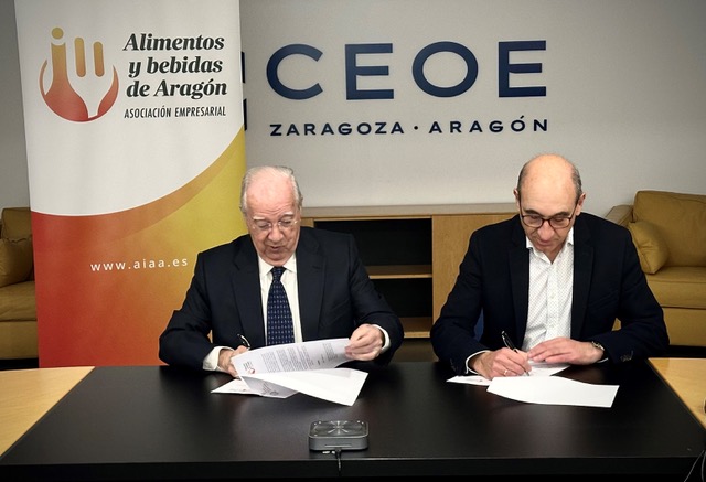 Miguel Caballu y Enrique Chueca fir man el convenio de colaboración